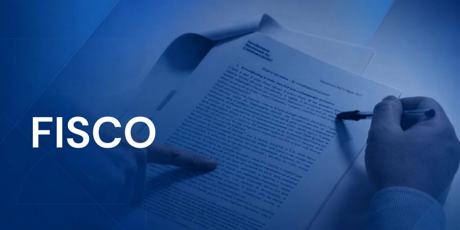 Document detailing illness certificates with a hand pointing to specific text, emphasizing the term "FISCO.